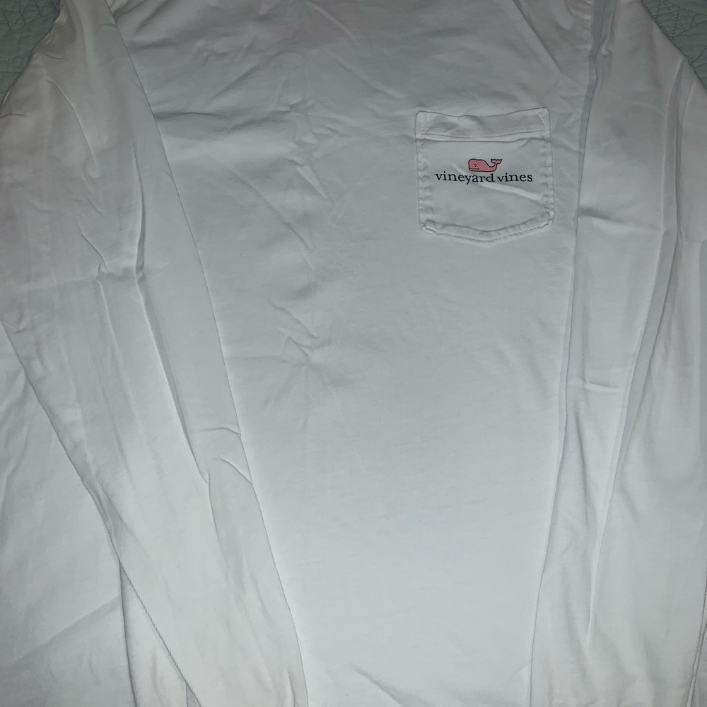 Men’s/woman’s Vineyard Vines. White long sleeve. Small. Good condition.